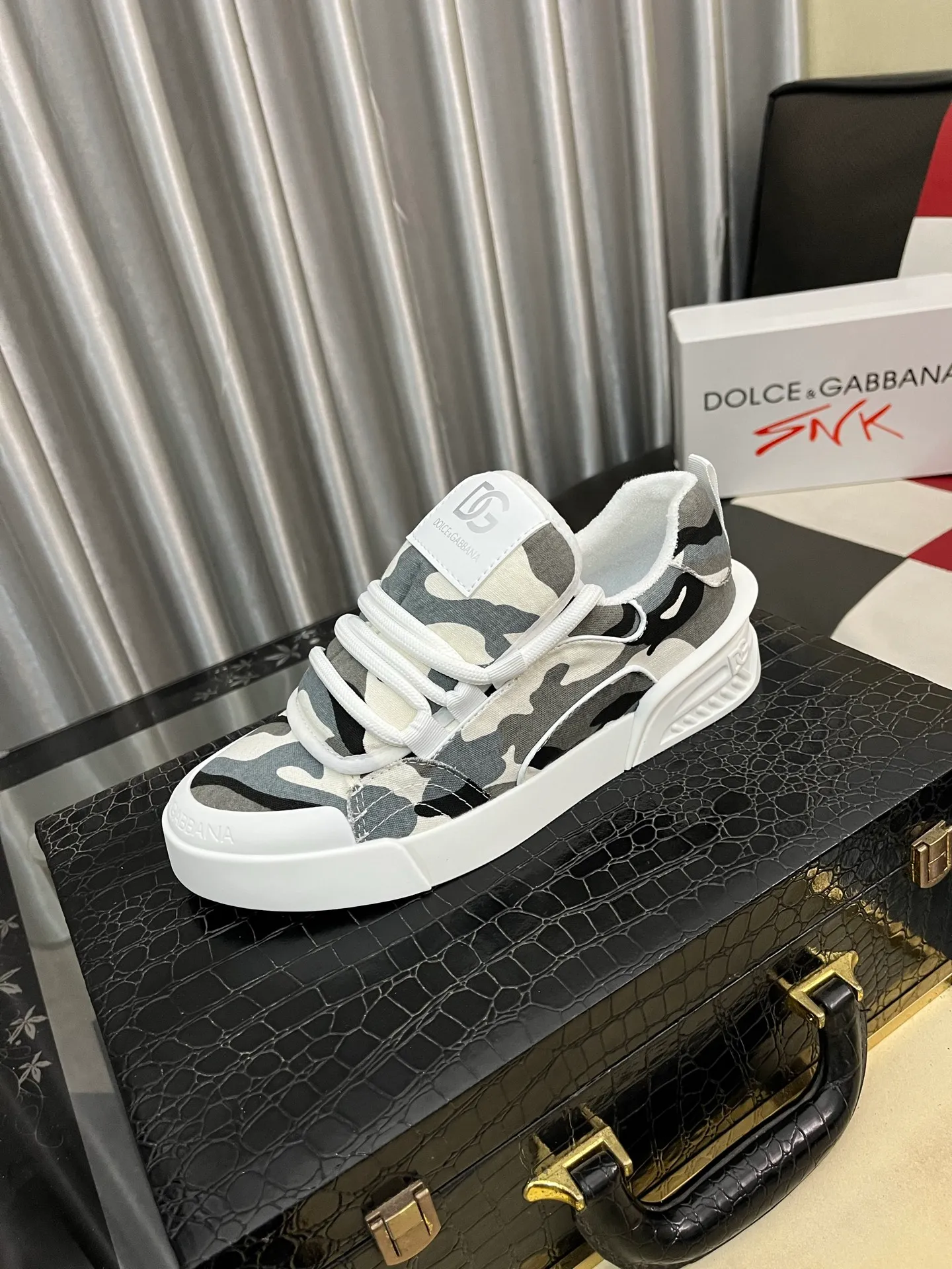 Men's Men's Shoes Men's Shoes 💰480⌚️⌚️DG-Dolce & Gabbana) The latest popular 🔥🔥casual shoes, the tongue has the brand's iconic details, and the combination of silk cowhide and cow suede enhances the style. Fashionable and versatile, it can complement any look. Create an exquisite design with unique dynamic vitality and modern atmosphere, showing modern elegance. Size: 35-45
